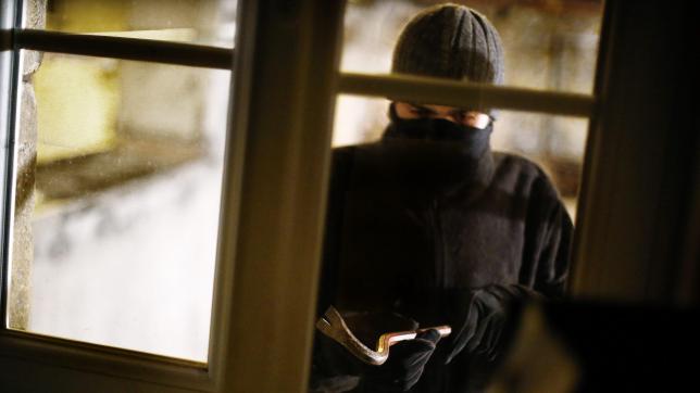 Pour entrer dans les maisons, les voleurs passent souvent par une fenêtre ou une porte-fenêtre situées à l’arrière de la propriété.