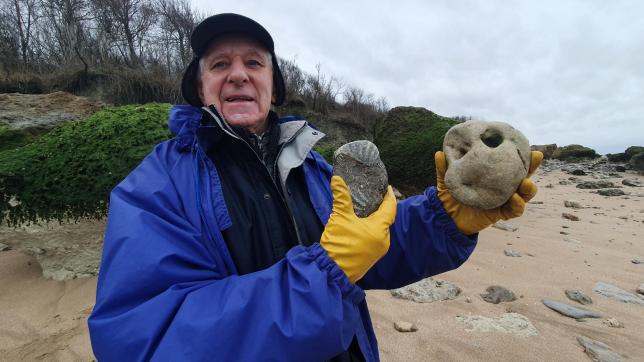 Roger, 80 ans, ne cherche pas spécialement des fossiles, mais des «objets, des pierres insolites que l’on regarde quand mes petites-filles viennent chez moi. Elles trouvent ça bizarre.»