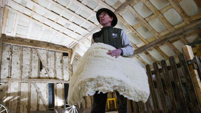 L’éleveur ardennais Patrick Deloche, fier de montrer les premiers panneaux en laine naturelle fabriqués par la nouvelle coopérative régionale.
