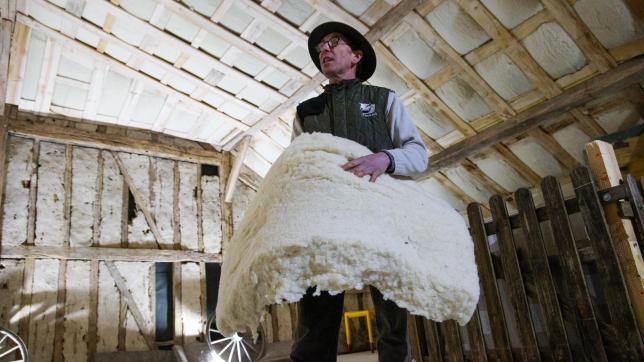 L’éleveur ardennais Patrick Deloche, fier de montrer les premiers panneaux en laine naturelle fabriqués par la nouvelle coopérative régionale.