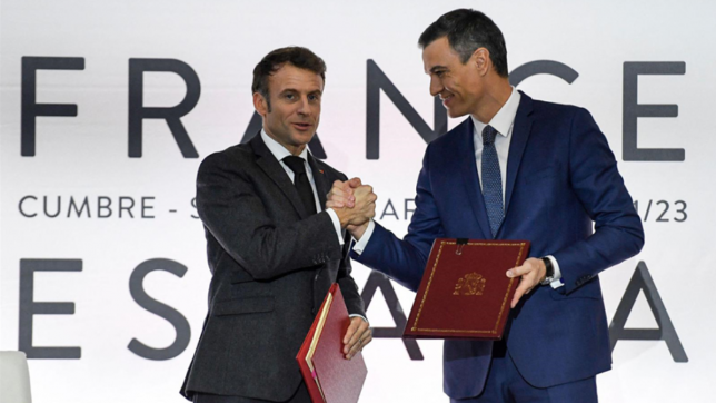 Le président Français et le Premier ministre Espagnol Pedro sanchez après la signature du Traité d’amitié entre les deux pays.