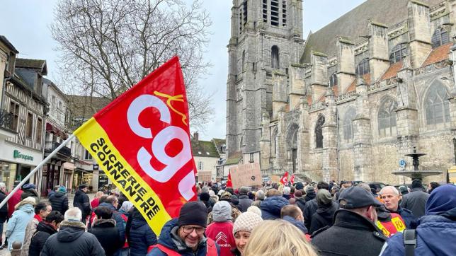 Les manifestants se sont réunis sur la place de la République à Sézanne, devant l’église.