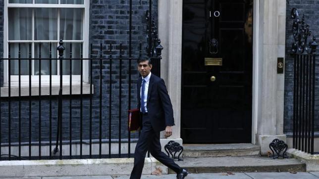Rishi Sunak quitte Downing Street, à pied cette fois-ci.