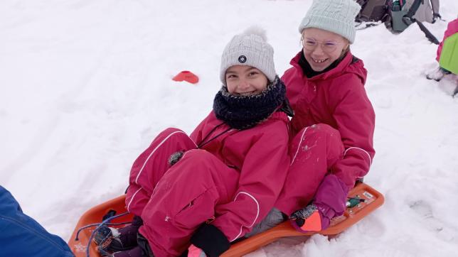 Les enfants ont pu faire des sorties en luge, sur la neige abondante du Doubs.