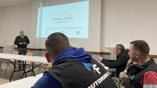 Christophe Demeulemeester, chef de projet, présente Petites villes de demain aux commerçants de Pargny-sur-Saulx et de Sermaize-les-Bains.