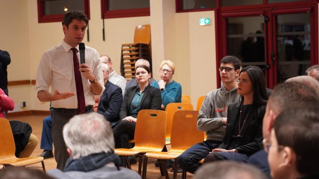 À Saint-Parres-lès-Vaudes, le ministre a défendu pendant près de deux heures, hier soir, la réforme des retraites face à des invités dont le casting revenait à la députée Valérie Bazin-Malgras (assise, à droite).