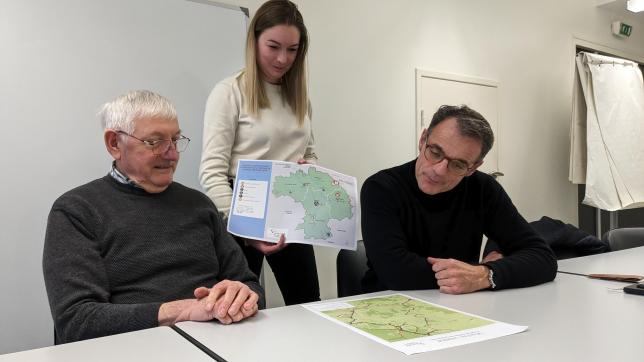 Chloé Garré présente le projet de circuit de randonnée à Guy-Joël Chatton et Jean-Jacques Coen, vice-président et président de Synergie.