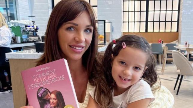Julia Paredes, au côté de sa fille Luna, vient de faire paraître son premier livre, «Comment je vis avec l’endométriose».