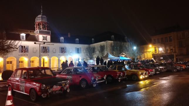 La centaine d’engagés au départ de Reims du Rallye Monte-Carlo historique a été attendue jeudi 26 janvier place de l’hôtel de ville à Bar-sur-Aube