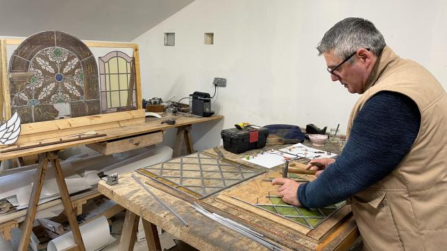 Dans son atelier de Villers-le-Sec, Jean-Marc Fèvre restaure des vitraux avec passion. Quand sera venue l’heure, il espère que son fils prendra sa suite.
