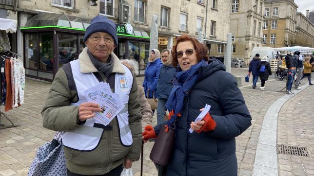 Maurice Ambroise et Marie-Ange Faieff ont distribué des tracts sur le marché de Sedan à une semaine de la manifestation pour sauver la maternité.