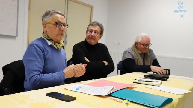 François Atron (au premier plan) a proposé un débat avec François Hanse, maire adjoint à la Culture, à ses côtés.