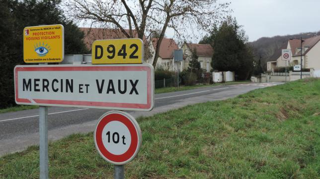 La seconde route départementale, RD942, est désormais limitée à 30km/h dans le village. Camille Tyrou