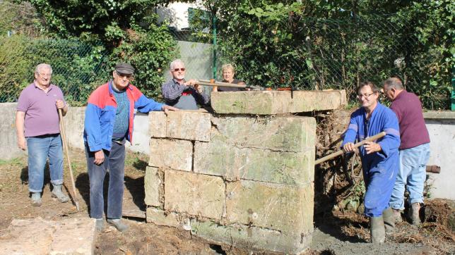 La fontaîne de Chestres avait été restaurée en 2018 par les bénévoles de l’association.