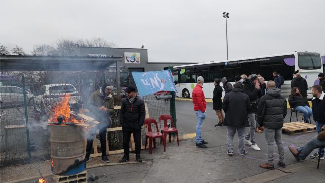 Les chauffeurs de bus ont fait le piquet de grève devant l’entrepôt pendant une semaine.