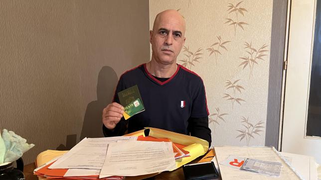 Jaouad Fellouk peine à s’y retrouver dans ses dossiers administratifs tant les démarches autour de ses papiers l’angoissent mais il présente fièrement son passeport marocain et sa carte vitale.