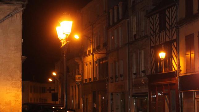La ville de Bar-sur-Aube va généraliser cette année l’éclairage public en led, ce qui représente 1069 globes et ampoules à changer.
