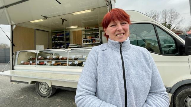 Dans sa camionnette, Stéphanie Rothier emporte du pain, de la charcuterie, des produits laitiers, des produits secs...