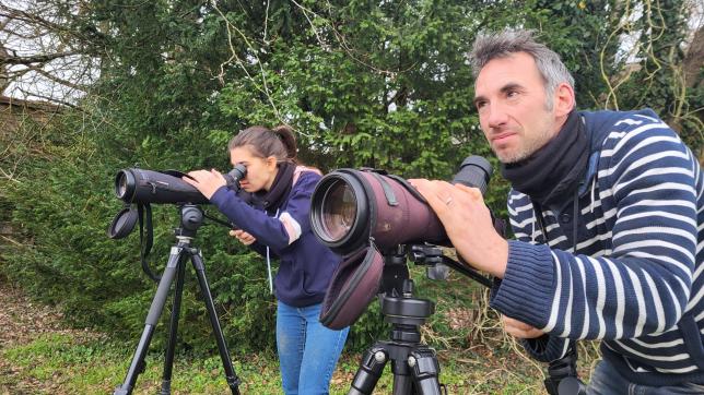 Pour faire leurs observations, Guénael Hallart et le CPIE utilisent des lunettes qui permettent de repérer les oiseaux jusqu’à 5 km de distance