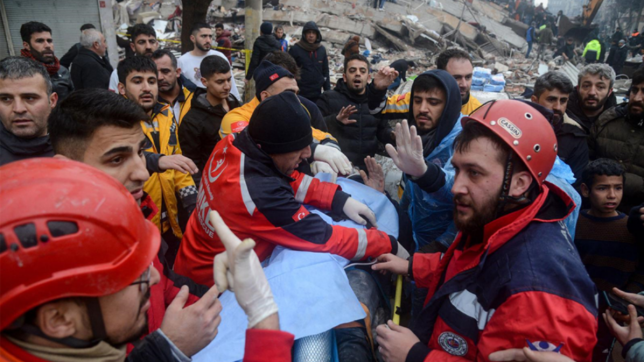 Les secouristes turques sont débordés.
