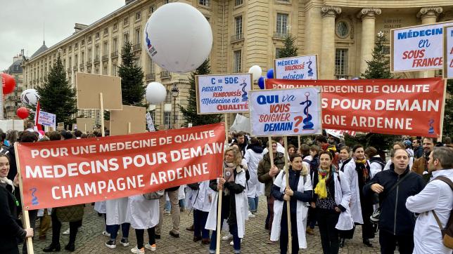 Manifestation de médecins champardennais, à Paris, en décembre 2022.