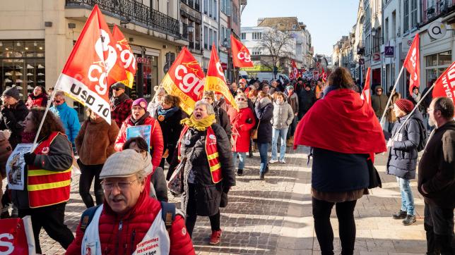Hier, ils étaient près de 3000 à manifester dans les rues de la ville de Troyes pour cette première journée de mobilisation de la semaine.