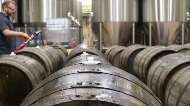 Les viticulteurs appellent l’État à l’aide pour transformer le vin excédentaire en alcool pour l’industrie, la pharmacie ou les cosmétiques.
