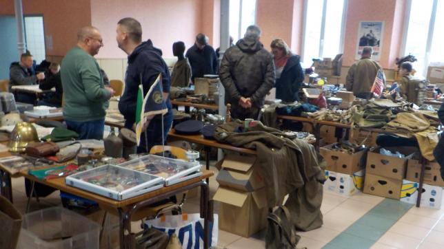 Près de 200 personnes ont participé à la bourse militaire de La Neuville-aux-Joûtes.