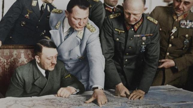 Été 1943, avant la chute: la situation se tend pour Adolf Hitler et ses nazis, qui espèrent encore faire basculer le cours de la guerre...