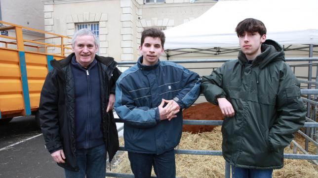 Serge Moroy aux côtés de Yoan Grisouard et Gaëtan Aubriet, deux jeunes lycéens qui veulent devenir éleveurs. Donc pas découragés par la conjoncture !