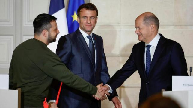 Les présidents ukrainien Volodymyr Zelensky et francais Emmanuel Macron, et le chancelier allemand Olaf Scholz a l