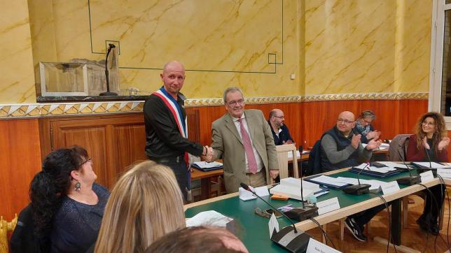 Nicolas Demany arborant l’écharpe tricolore, est félicité par le maire Michel Carreau. Ce dernier est entré pour la première fois au conseil municipal il y a trois ans.