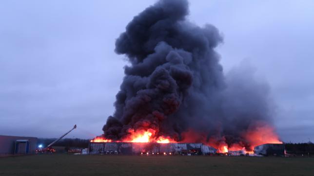 Un violent incendie avait détruit vendredi 3 février l’entreprise Polymoulages, située face d’Unilin, à la sortie de Bazeilles.