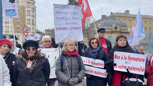 Une quarantaine de personnes a répondu, vendredi matin à Charleville-Mézières, à l’appel du comité de défense devant la préfecture.