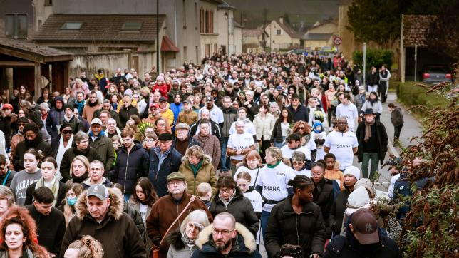 Les proches et une foule d’habitants de Charly-sur-Marne et des alentours ont marché, en silence, pendant plus d’une heure, du collège jusqu’à la maison des victimes.