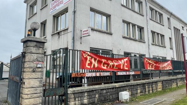 Les banderoles sont toujours là sur la caserne. Le mouvement de grève, lancé le 26 octobre 2022 à l’appel de la CGT, continue.