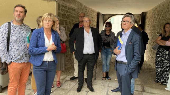 «On essaye de faire comprendre aux élus que le monde économique du territoire ne se limite pas au champagne », affirme Vincent Pujolle (à gauche), ici aux côtés de Dominique Baroni (au centre), maire de Bar-sur-Seine, et sa première adjointe, Patricia Fauconnet (à sa gauche).