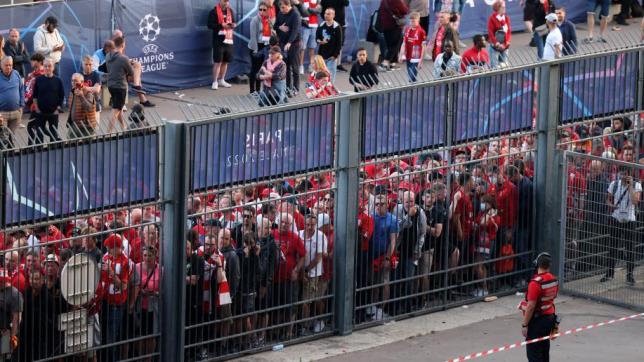 Les supporters de Liverpool coincés devant l’entrée du Stade de France, le 28 mai 2022