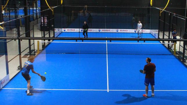 Le padel se pratique à deux contre deux, dans une aire de jeu fermée de 10 mètres (largeur) sur 20 mètres (longueur). On y compte les points comme au tennis, mais l’apprentissage est plus facile.