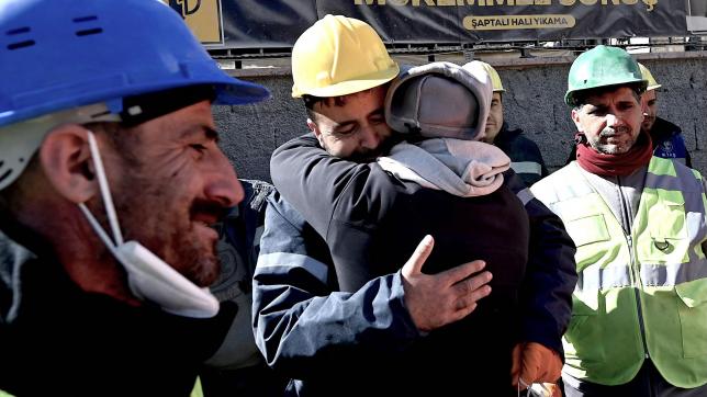 En larmes, son oncle a embrassé un par un les volontaires qui l’ont sauvée des décombres.