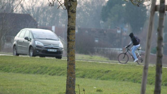 Jeudi matin. Un jeune à vélo en provenance de Rosières s’engage pour traverser la voie rapide après le passage de la voiture.