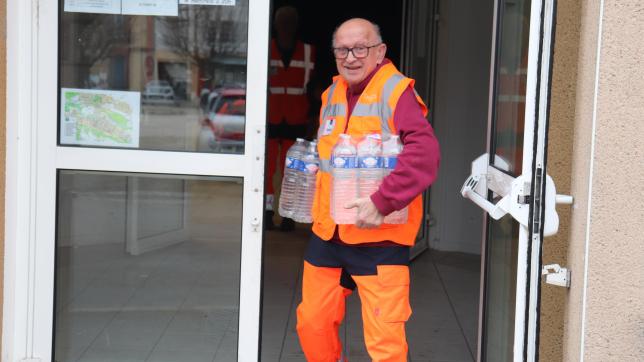 Les bénévoles de la Réserve communale de sécurité civile de la Ville de Troyes, comme Patrick, retraité, ont été appelés en renfort, vendredi.