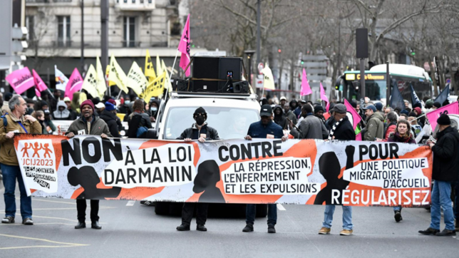 Des centaines de personnes manifestaient à Paris.