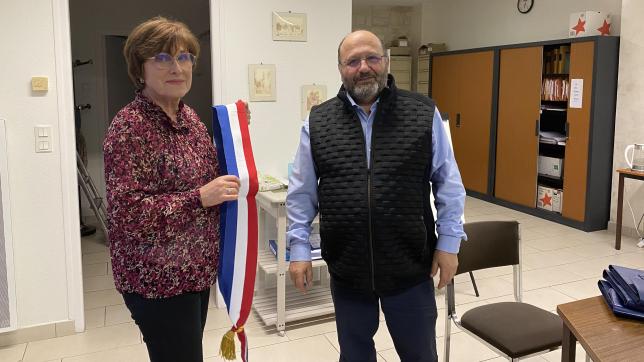 Christiane Camacho, la doyenne du conseil municipal et épouse du maire, a remis l’écharpe tricolore au nouvel élu, Serge Camacho.