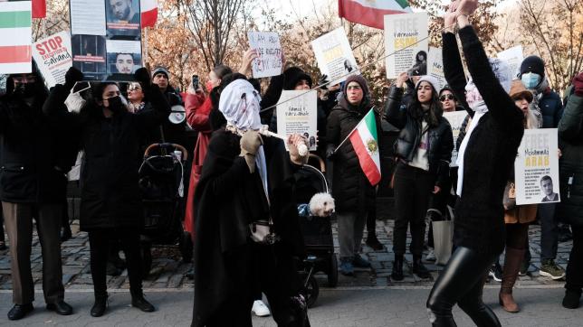 Comme une grande partie des iraniens, la diaspora se montre très critique du pouvoir en place, ce qui ne plait pas au gouvernement.