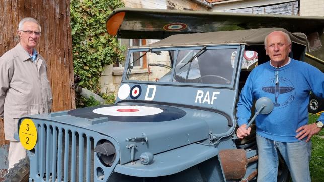 Autour d’une jeep de la RAF du musée, un membre de l’association à gauche et à droite, Gerard Faux, le président de l’association Maison Rouge qui gère le site de mémoire.