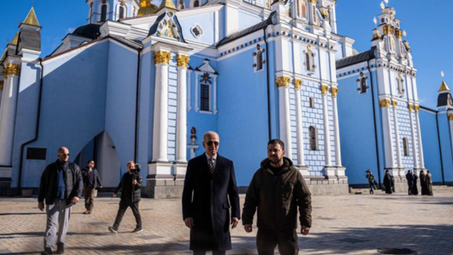 Joe Biden et Volodymyr Zelensky devant la cathédrale St. Michaels Golomed, lors de la visite suprise du président américain le 20 février 2023.