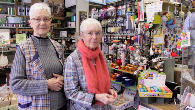 Claudine Leroy (gauche) et Yolande Weidich (droite) travaillent à la librairie Bouche depuis 30 et 68 ans.