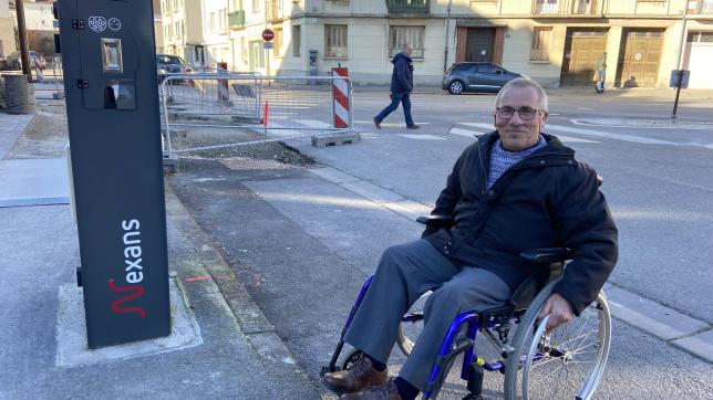 Jean-Pierre Paris peut parfois avoir besoin de se déplacer en fauteuil roulant, en raison de son état de santé, et c’est là qu’il constate les défauts dans les aménagements publics.
