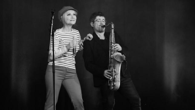 Une blonde chante une autre blonde: concert nostalgie mais plein d’énergie samedi à Pont-Sainte-Marie avec Corinne Kuzma et ses musiciens, dont Cédric Ricard au saxophone.